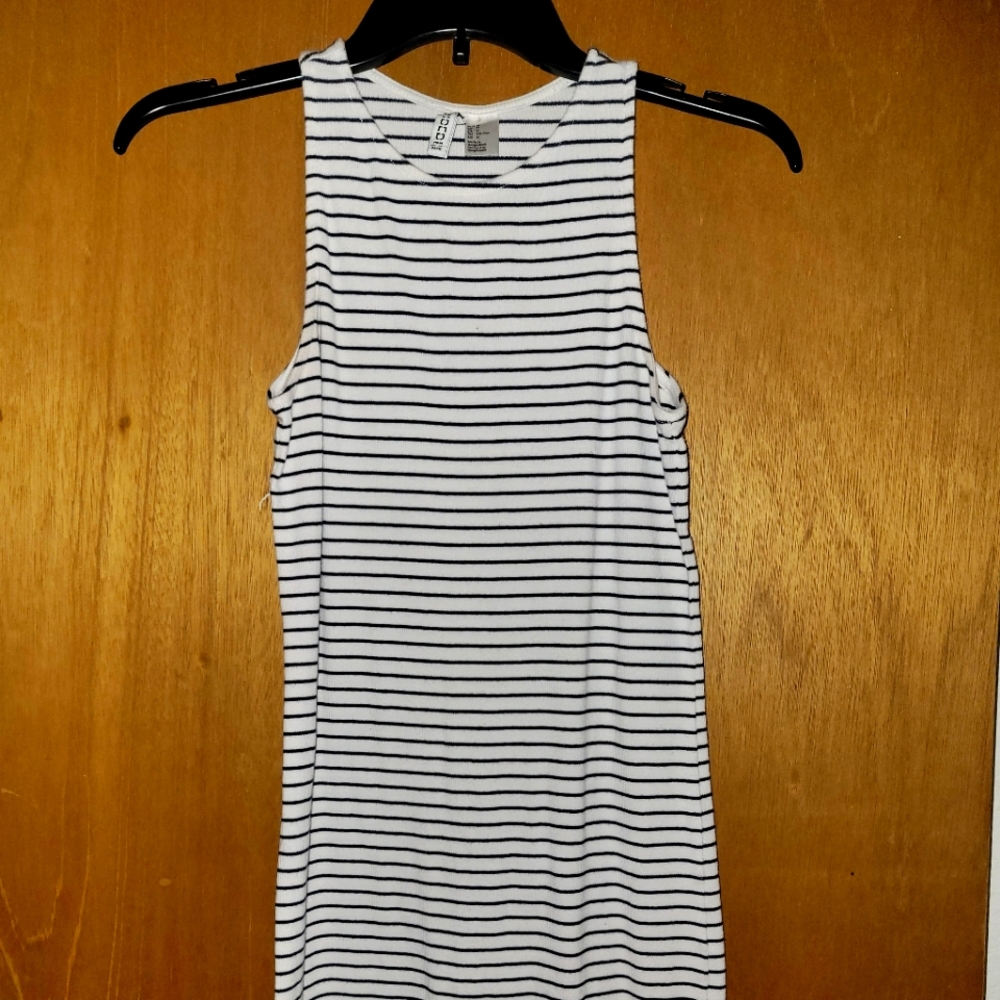 Minimalist sleeveless white black stripe dress
